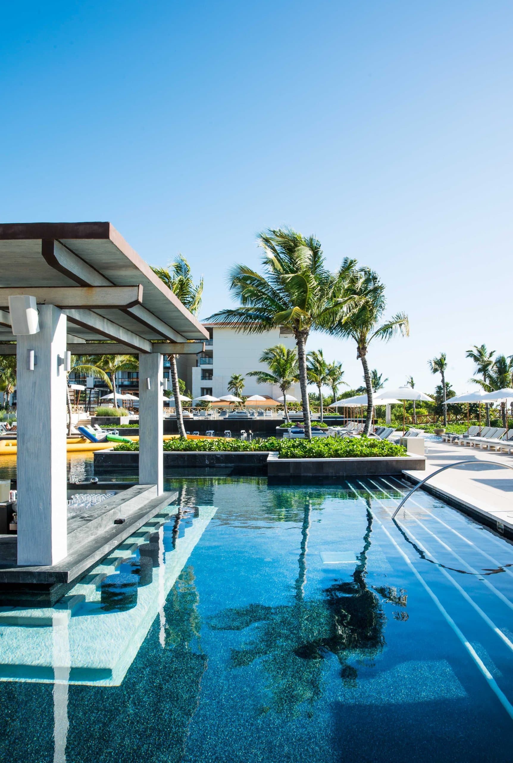 2087 Swim-Up Bar